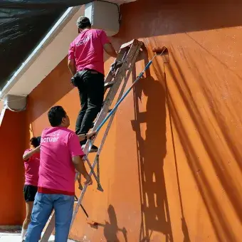 La comunidad del Tec campus Cuernavaca restauró la Escuela Telesecundaria Tezontli en Emiliano Zapata a través del Voluntariado Institucional, mejorando salones, canchas y espacios comunes.