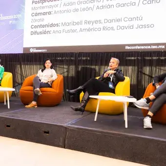 Panel de discusión durante la presentación de InnovaTED, donde cuatro mujeres participan sentadas en sillones de colores sobre un escenario, dialogando sobre innovación y transformación educativa frente a una audiencia. Detrás de ellas se observa una pantalla.