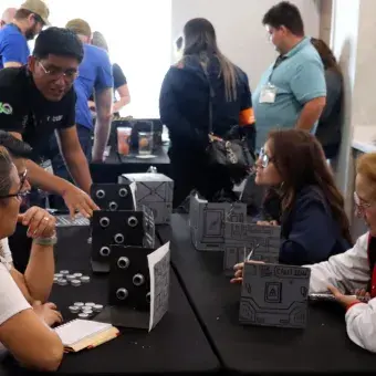 Estudiantes del Tec campus Cuernavaca impartieron un taller en la Space Exploration Educators Conference 2026 de la NASA en Houston, compartiendo competencias STEM y de exploración espacial.