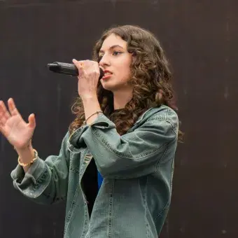 Cantante haciendo interpretación solista en la cuarta edición de this is my music en Torreón