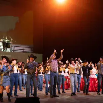 El Auditorio Luis Elizondo se llenó de luces y tradiciones.