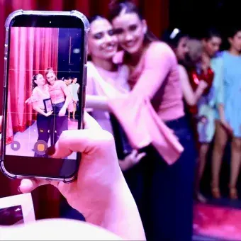 Alumnas de PrepaTec y profesional celebran tras bambalinas el éxito de la producción musical Legalmente Rubia.