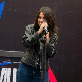 Cantante haciendo su participación en This is my music 2026