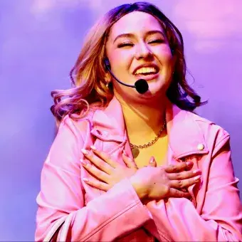 Azul Ramírez, alumna de PrepaTec, interpreta a Elle Woods en el musical Legalmente Rubia del Tec de Monterrey campus Chihuahua.