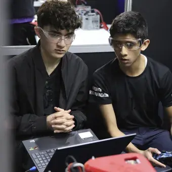 Alumnos planeando su programación