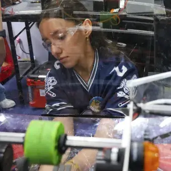 Alumna haciendo ajustes al robot
