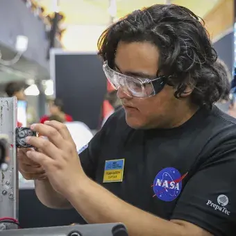 Integrante del equipo haciendo ajustes al robot