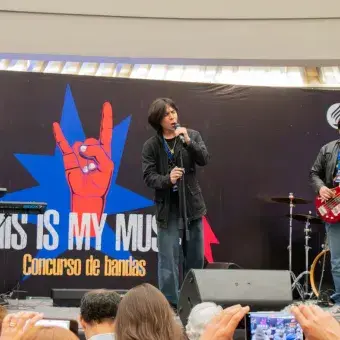 Banda presentándose en vivo en plaza comercial de Torreón por This is my music