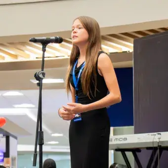 Cantante solista mujer hace presentación en el Tec de Monterrey campus Laguna