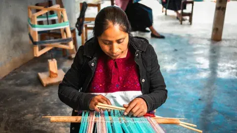 Mujer teje con método ancestral en Chiapas